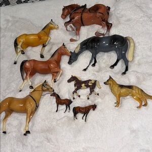Miscellaneous lot of vintage plastic horses & dog